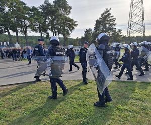 Ze stadionu prosto do celi! Kibice odpalili race i petardy!