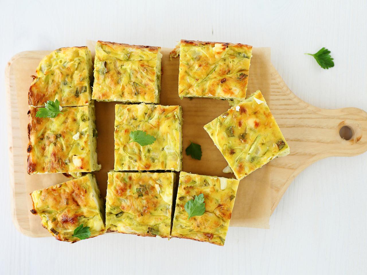 Włoski omlet frittata z cuknią i serem: łatwy przepis na szybki obiad