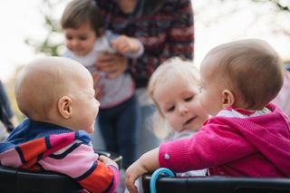 „Zmęczyłam się od samego oglądania!”. Ta mama ma pięcioro dzieci, a jej sposób na spacery zaskakuje