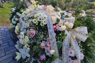 Grób Patrycji utonął w białych kwiatach
