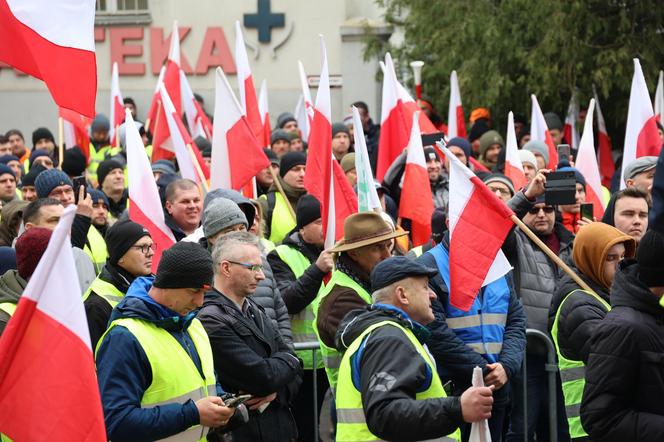 Protest rolników 20 marca przed Lubelskim Urzędem Wojewódzkim w Lublinie