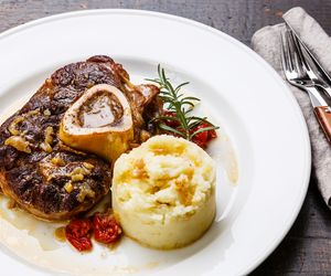 Duszona gicz cielęca: przepis na włoskie osso buco