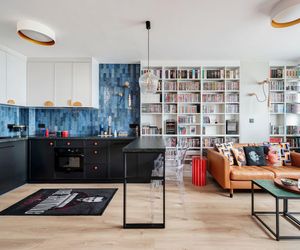 40-m w Warszawie. Morze na suficie, krzesła à la Mondrian