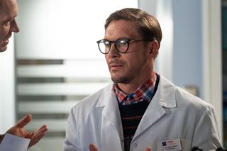 Na dobre i na złe, odc. 879: Andrzej Falkowicz (Michał Żebrowski), Miłosz (Mikołaj Roznerski)