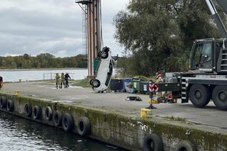 Samochód wpadł do wody, strażacy musieli ratować kobietę. Wielka akcja służb