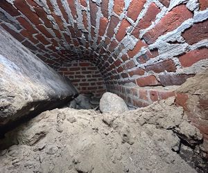 Pierwsze odkrycia w tajemniczej krypcie w Kazimierzu Biskupim