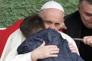 Papież Franciszek pocieszył chłopca. Jego tata zmarł jako niewierzący