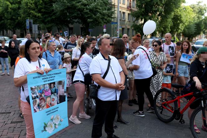 Pan Artur płakał w tracie białego marszu w Częstochowie. "Kamilek śni mi się po nocach"