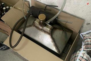 Senior pędził bimber w centrum miasta. W mieszkaniu miał prawie 100 litrów samogonu!