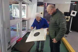 Policjanci zabrali Panią Zofię na strzelnicę