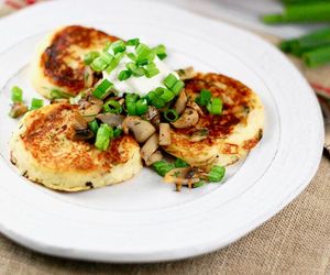 Bramboraki – placki ziemniaczane z twistem. Wystarczy dodać dwa składniki, a smak cię zaskoczy