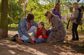 Na Wspólnej, odc. 3951: Jarek (Wojciech Rotowski), Eliza (Katarzyna Chorzępa), Hania (Pola Żak)