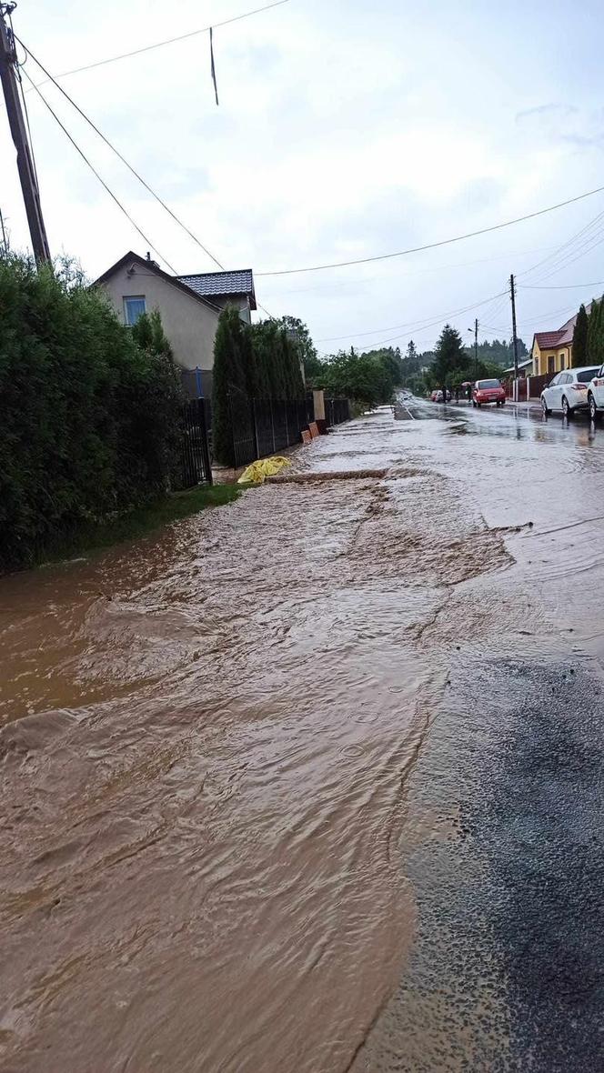 Po ulewach w powiecie ostrowieckim strażacy mają pełne ręce pracy