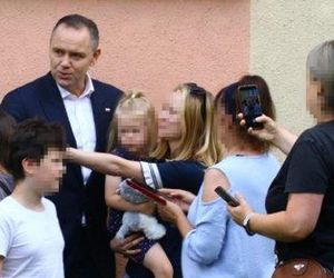 Prezydent Nawrocki zajrzał na stare śmieci. Sąsiedzi zgotowali mu serdeczne powitanie [ZDJĘCIA]