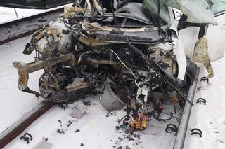 Zmiażdżone auto na przejeździe kolejowym w Dobromierzu! Jedna osoba jest ranna