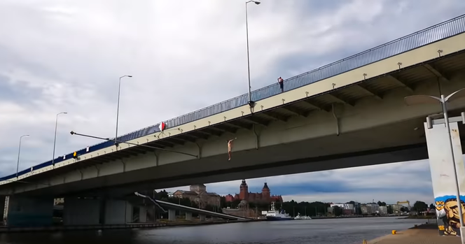 Młody mężczyzna z stroju Borata skoczył do Odry ryzykując życiem