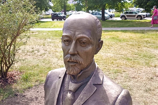 Ławeczka Michała Doliwo-Dobrowolskiego