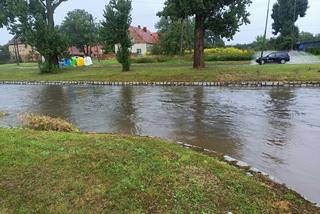 Dolnośląskie: Po sobotnich burzach zalane zostało centrum Dzierżoniowa. Od rana było kilkaset interwencji straży pożarnej. Zobacz