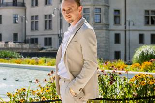 Dawid Janiak z Inowrocławia podbija śląskie listy szlagierów. „Gdybym śpiewał gwarą, byłbym nieautentyczny. Moi słuchacze szukają w muzyce prawdziwych emocji”