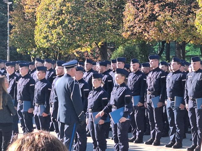 Uroczyste zakończenie szkolenia policyjnego w Katowicach. Ponad 200 nowych policjnatów