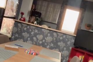 Barwy szczęścia na planie. Dom Małgorzaty (Adrianna Biedrzyńska) i Jerzego (Bronisław Wrocławski)