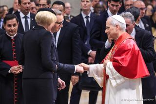 Wzruszające sceny! Agata Duda wręczyła papieżowi szczególny prezent [ZDJĘCIA I WIDEO]