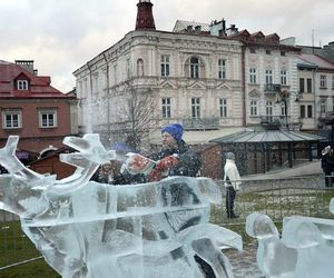 Rekordziści Guinnessa w rzeźbieniu w lodzie na przemyskim jarmarku świątecznym