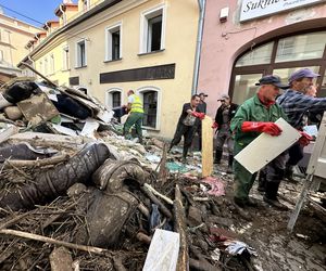 Mieszkańcy Kłodzka i Stronia Śląskiego rozpoczęli wielkie sprzątanie. Chcą zwalczyć skutki powodzi