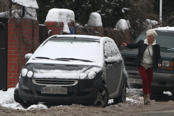 Katarzyna Figura sama odśnieża samochód