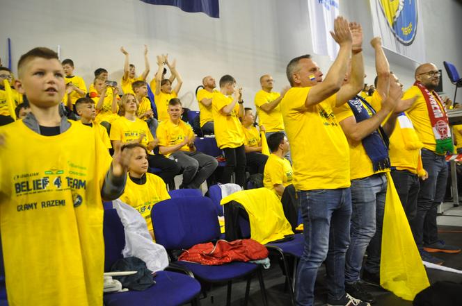 Barlinek Industria Kielce - Telekom Veszprem. Kibice zrobili "żółto-niebieski kocioł" w Hali Legionów