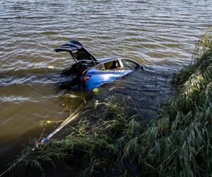 Niespotykana sytuacja na jeziorze. Strażacy wyłowili luksusowe auto