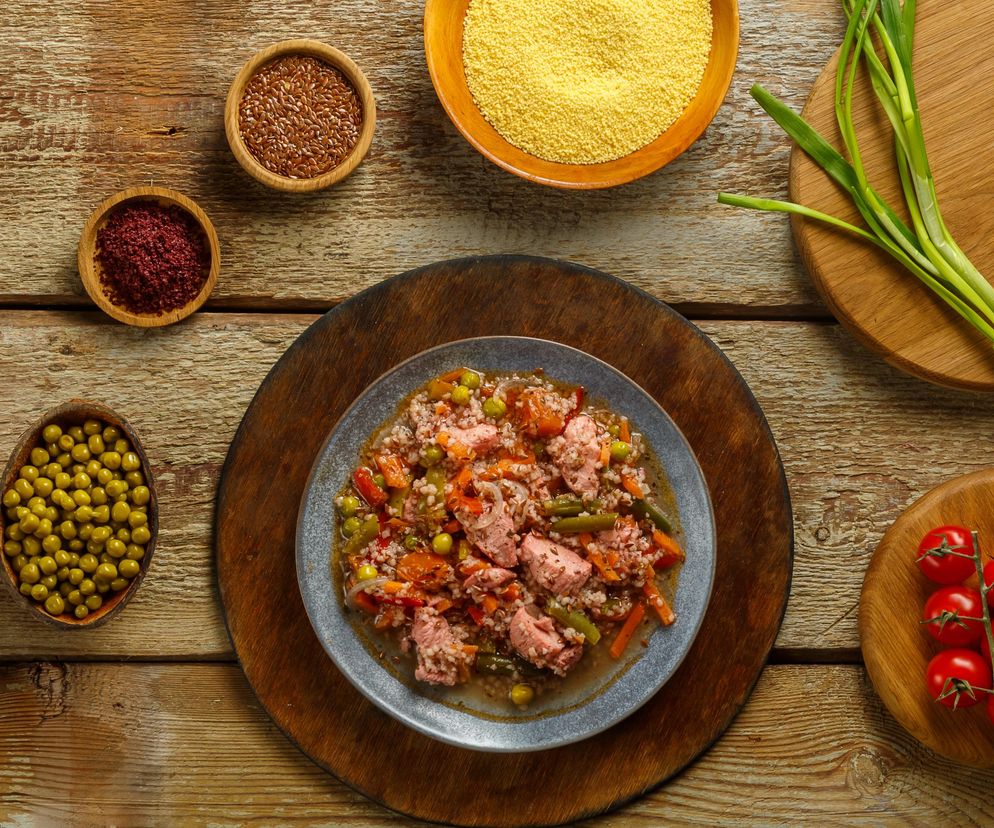 Szybki pomysł na pyszny obiad. Kuskus na ostro z kurczakiem pokocha cała rodzina