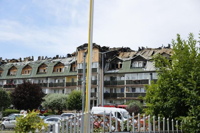Blok przy ul. Powstańców w Ząbkach po pożarze