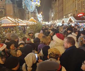 Ale blask! Choinka we Wrocławiu już świeci! Świątecznie rozświetliła cały Rynek [ZDJĘCIA]