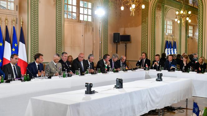 Minister Błaszczak na konferencji w Paryżu