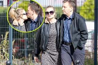 Polityk PiS czule obejmuje i całuje trzecią żonę. Mamy zdjęcia!