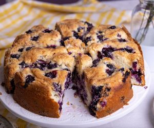 Moje ciasto z borówkami zachwyca puszystością. Wystarczy kilka składników i 10 minut wolnego czasu 