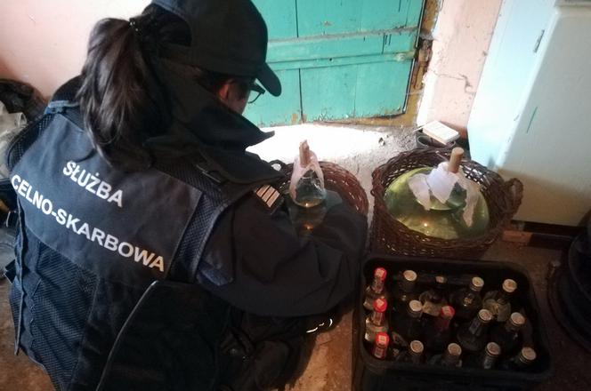 Narewka. Bimbrownik wpadł pędzeniu nielegalnego alkoholu [ZDJĘCIA]