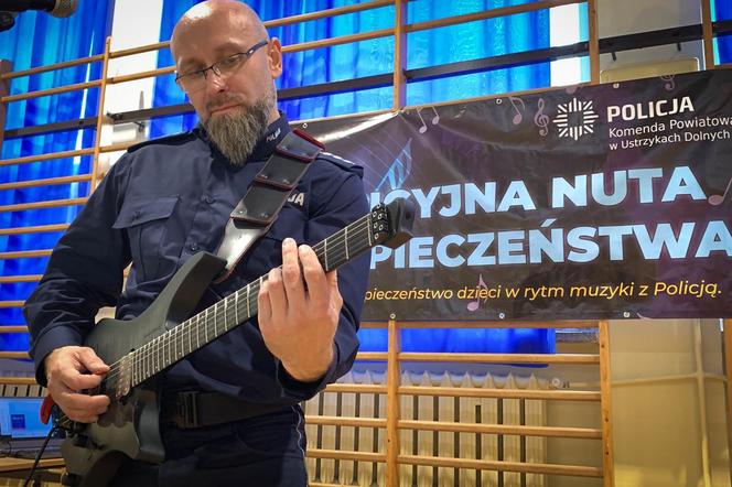  Jak dotrzeć z informacjami o bezpieczeństwie do dzieci? Aspirant w Bieszczadach robi to przy pomocy gitary