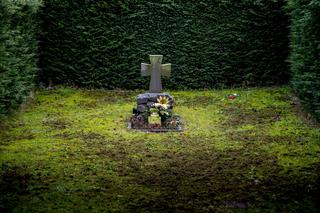 Makabra na cmentarzu. Grabarz wykopał ciało noworodka w worku