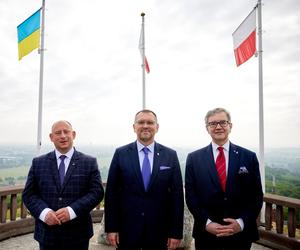 Kraków. Flaga Ukrainy wróciła na Kopiec Kościuszki. Nie niszczy się symboli