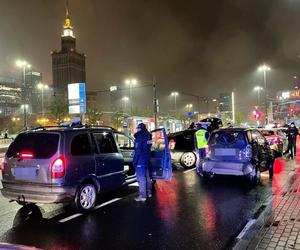 Wielka akcja policji w Warszawie. Sprawdzili kierowców popularnych aplikacji. Aż 12 osób zatrzymanych!