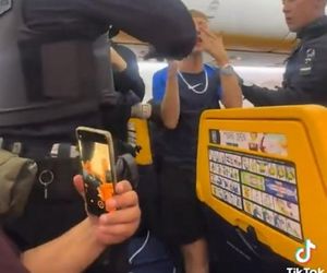 Bijatyka w samolocie! Wieczór kawalerski doprowadził do katastrofy. Zobacz wideo