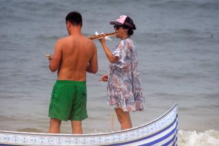 KATARZYNA CICHOPEK Z RODZINĄ NA PLAŻY