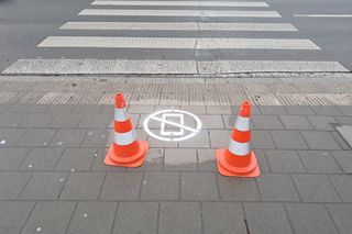 ​Odłóż telefon i żyj. W Łodzi przy przejściach dla pieszych pojawiły się piktogramy 