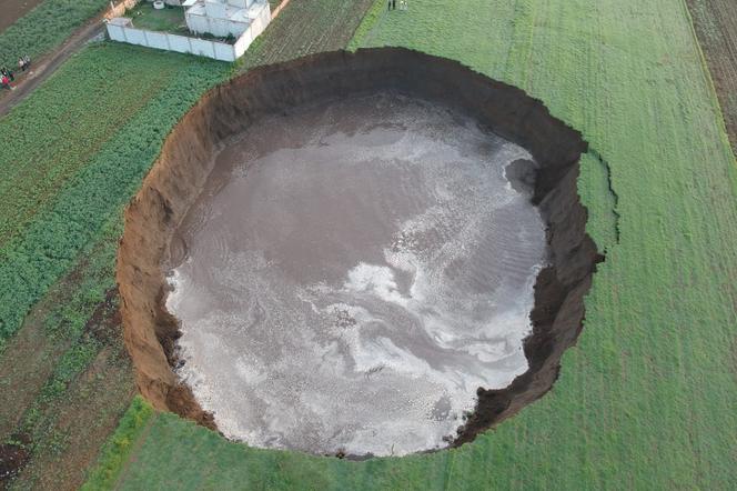 Meksyk: Ogromna dziura pojawiła się na środku pola z dnia na dzień. Jak to się stało?