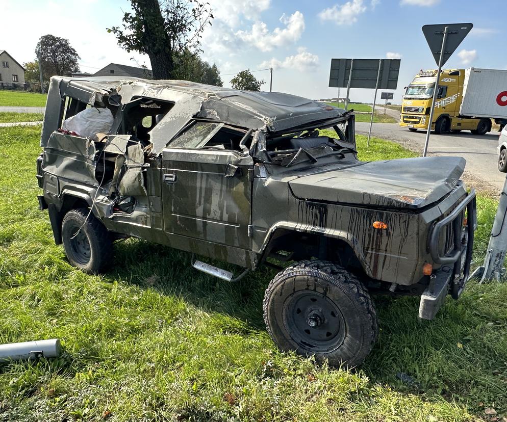 Wojskowe auto wylądowało na dachu. Ranny 34-latek