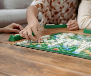 KONKURS: Zagraj z idolami GEN Z!  Wygraj rozgrywkę w Scrabble z Hi Hanią lub Bartkiem Świeżym