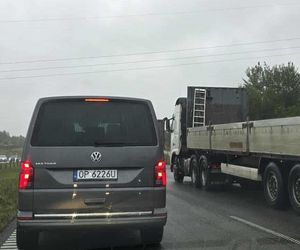 Karambol na A1. Zderzenie ciężarówki z osobówkami. Jak długo potrwają utrudnienia?