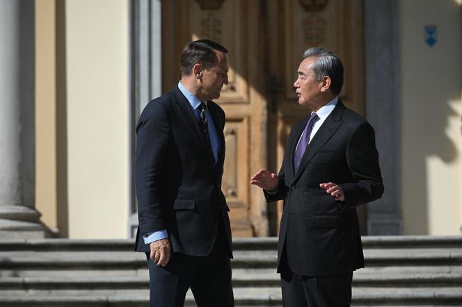 Chiński szef MSZ Wang Yi w Polsce. Spotyka się z Sikorskim i Nawrockim